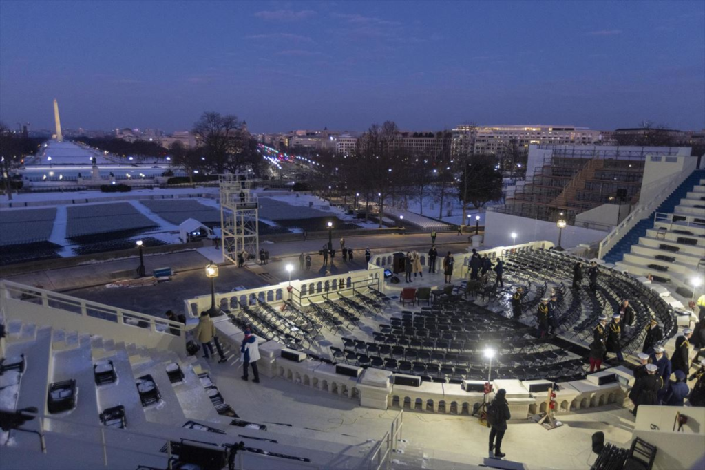 Preparativos en los exteriores del Capitolio para la jura del cargo de presidente. Foto: EFE
